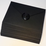 Черные конверты А6 с черным сургучом.