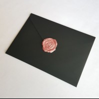 Черный конверт с розовым сургучом.