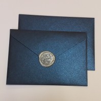 Темно-синий конверт с сургучом.