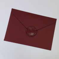 Бордовый конверт с сургучом