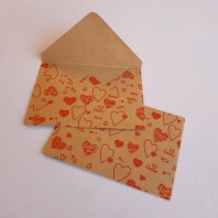 Крафт-конверт с принтом Сердечки.