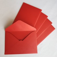 Красный конверт из дизайнерской бумаги.
