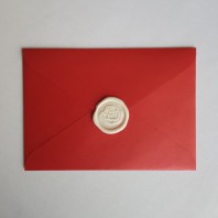 Красный конверт А6 с сургучом.