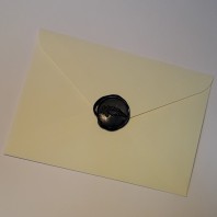 Оливковый конверт с черным сургучом