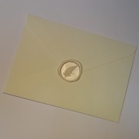 Оливковый конверт с белым сургучом